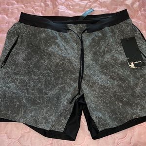 Lululemon License to train shorts Elite 7 inch inseam. It has a liner NWT